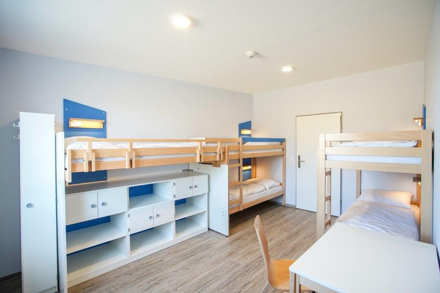 Ein Fünfbett-Zimmer des CVJM Freizeithauses Waterdelle auf Borkum